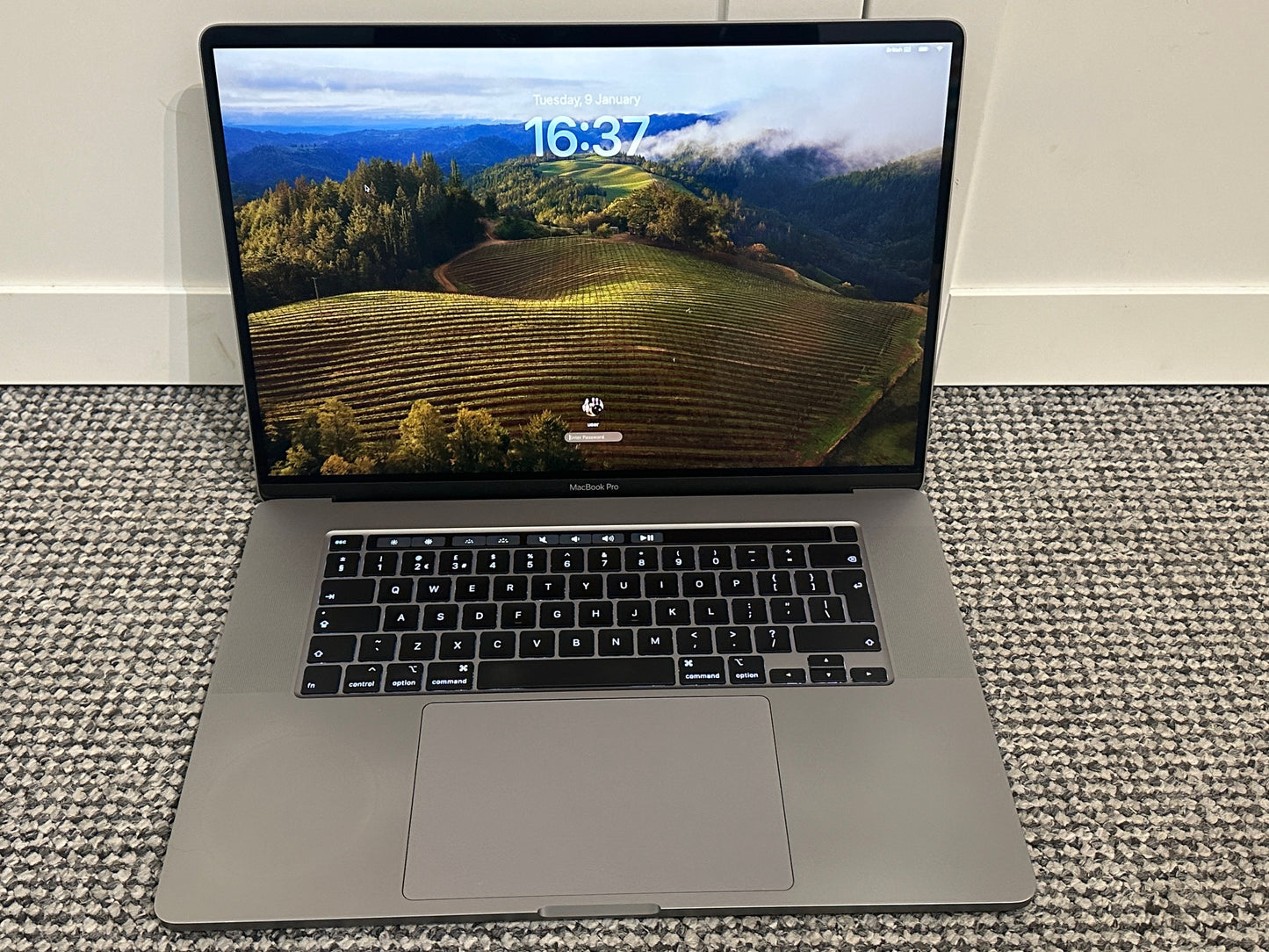 MacBook Pro 16-Inch 8 Core i9 2.3Ghz, 16gb, 1TB (touchbar, 2019) GRADE B